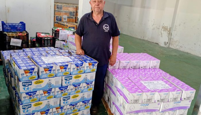 Dos colegios de Cáceres nos entregan leche que les sobra al cerrar sus comedores